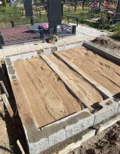 Бюджетное благоустройства могилы, Укладка бессер блоков фото