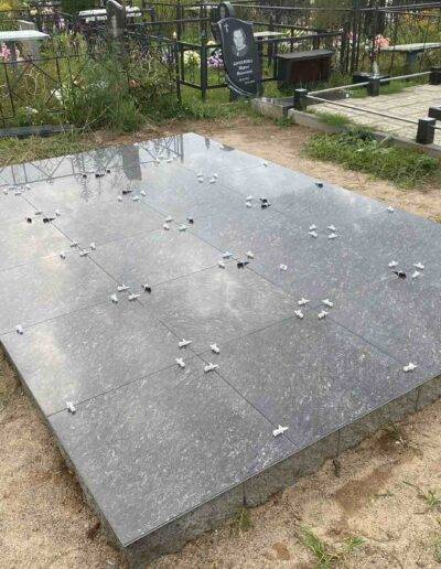 варианты благоустройства могил, Укладка плитки фото